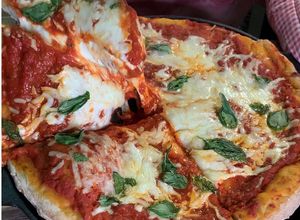 Una foto de Pizza estilo chicago de queso