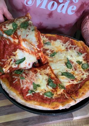 Una foto de Pizza estilo chicago de queso