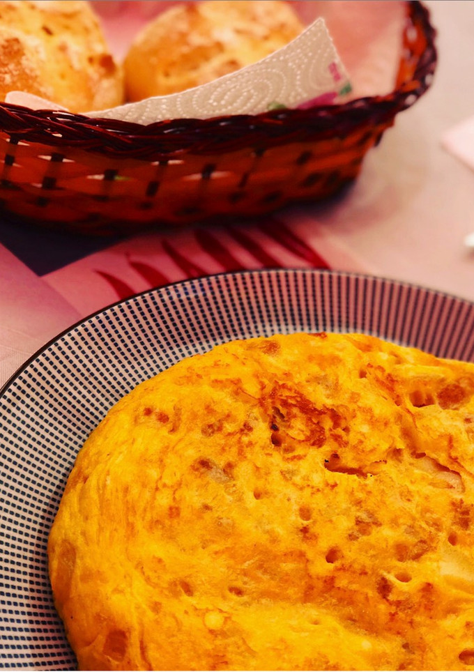 Una foto de Tortilla de patatas con cebolla y ajo confitado 😊