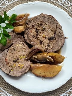 Una foto de Redondo de ternera relleno de frutos rojos, ciruelas y pistachos