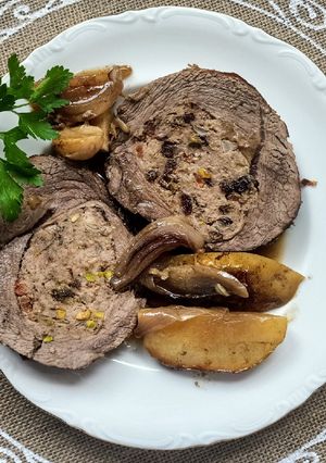Foto principal de Redondo de ternera relleno de frutos rojos, ciruelas y pistachos