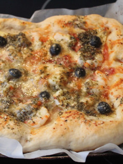 Una foto de Pizza cuadrada con surimi, piña y gambas