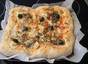 Foto principal de Pizza cuadrada con surimi, piña y gambas