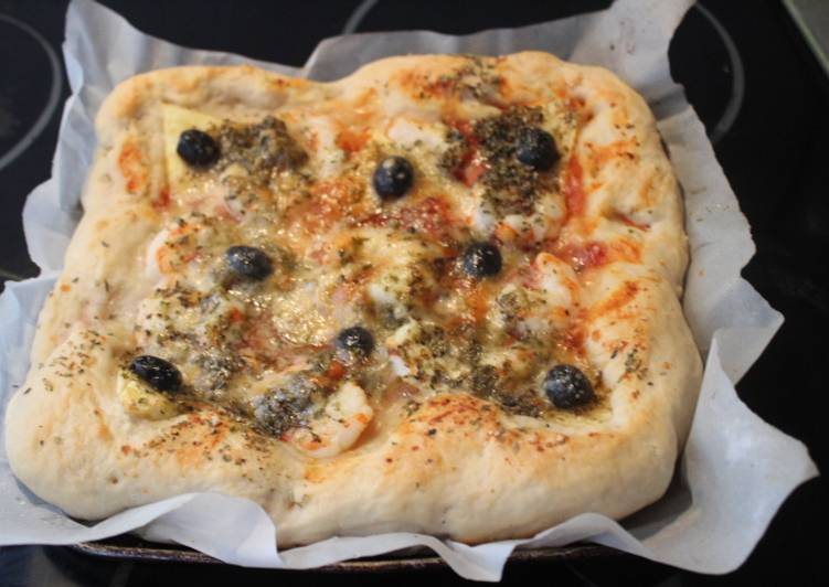 Pizza cuadrada con surimi, piña y gambas