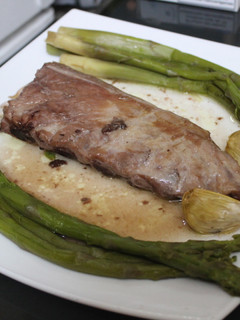 Una foto de Costillas de cerdo al horno con espárragos
