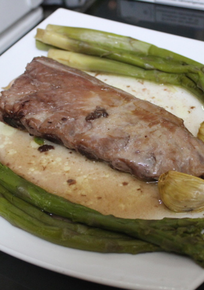 Una foto de Costillas de cerdo al horno con espárragos
