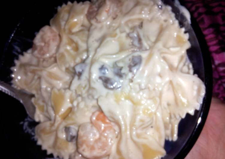 Easiest Way to Prepare Ultimate extra creamy bow tie shrimp alfredo