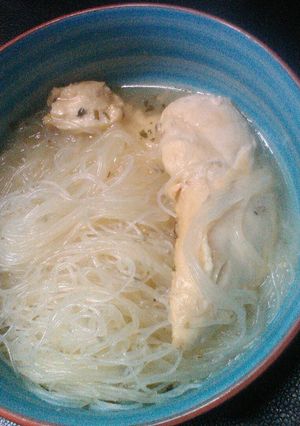 Una foto de Sopa de pollo con fideos chinos