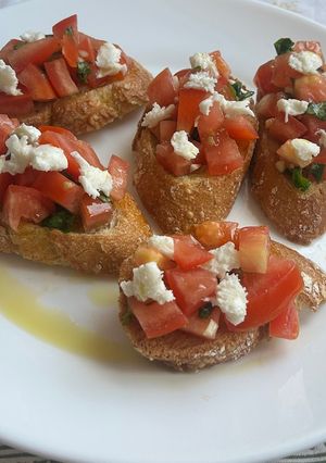 Una foto de Bruschetta de tomàquet, mozzarella i alfàbrega