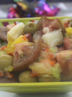 Una foto de Ensalada de espárragos, tomate y aceitunas