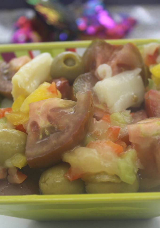 Una foto de Ensalada de espárragos, tomate y aceitunas
