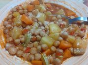 Una foto de guiso de garbanzos sin carne