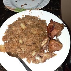 A picture of Pilau njeri with fried chicken.