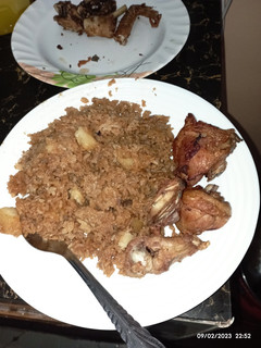 A picture of Pilau njeri with fried chicken.