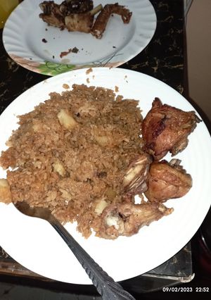 A picture of Pilau njeri with fried chicken.