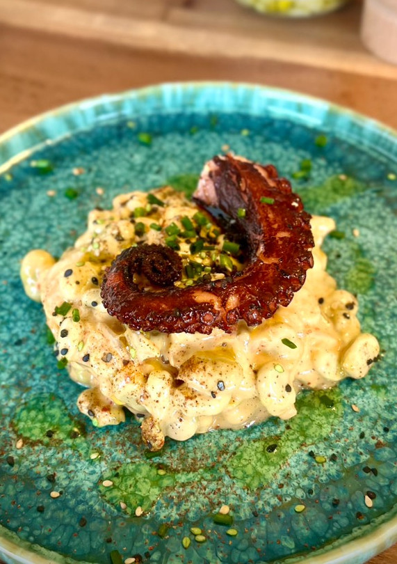 Una foto de Ensaladilla de habitas y pulpo