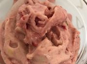 Una foto de helado de plátano y fresas
