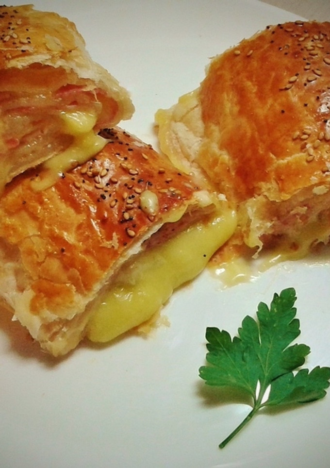 Una foto de Hojaldre relleno de york y queso