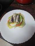 Ensalada mixta de papas con huevo duro y sardinas