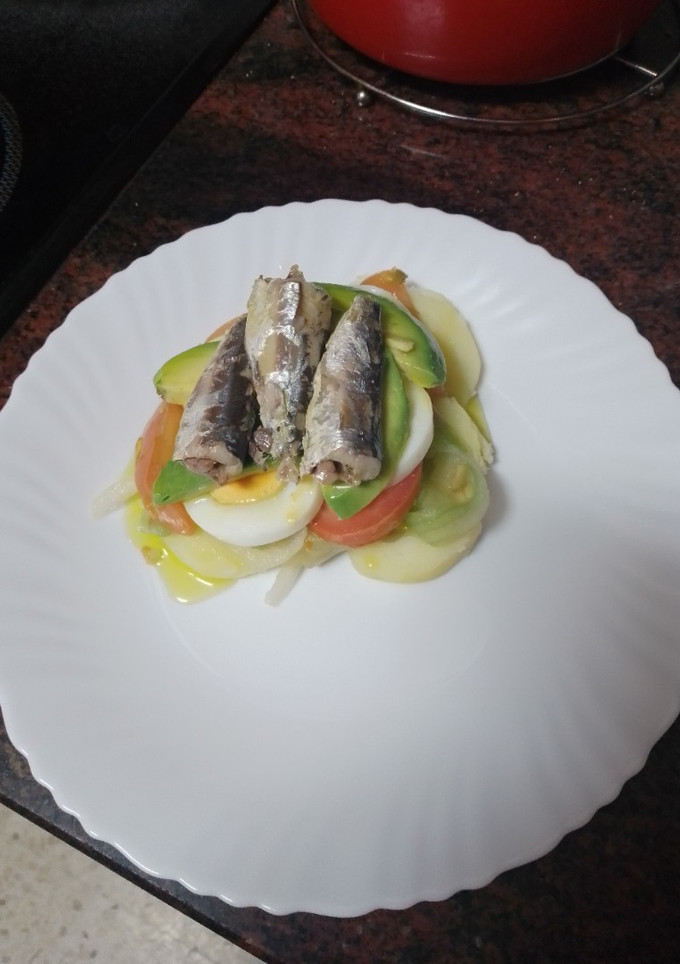 Una foto de Ensalada mixta de papas con huevo duro y sardinas