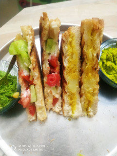 ગ્રીલ્ડ સેન્ડવીચ (Grilled sandwich recipe in Gujarati) રેસીપી મુખ્ય ફોટો