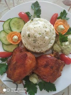 Pirult csirke, zöldséges rizzsel és avokádó krémmel recept fotója