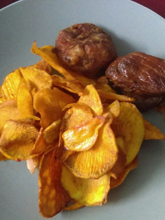 Una foto de Chicharrón de cerdo con camote frito