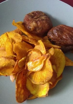 Una foto de Chicharrón de cerdo con camote frito