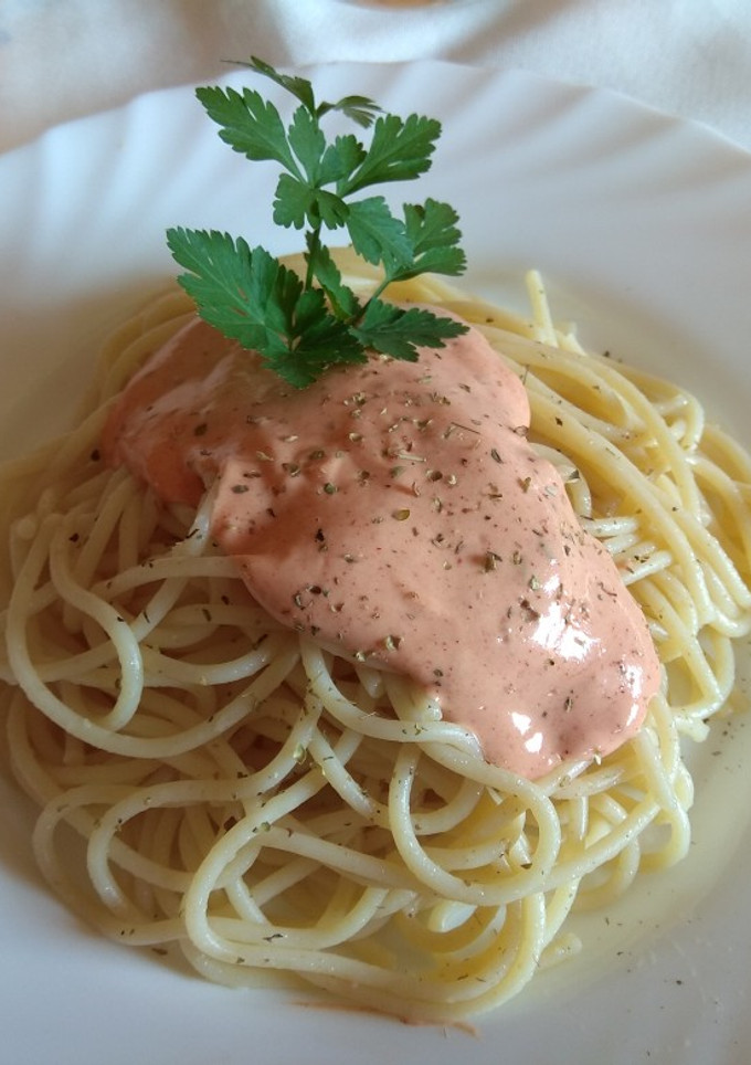 Una foto de Espaguetis con salsa casera picante
