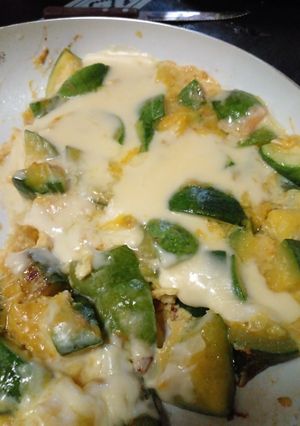 Una foto de Zapallitos con cebolla y huevos
