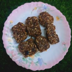 Dates and oats energy bar A picture of Dates and oats energy bar.