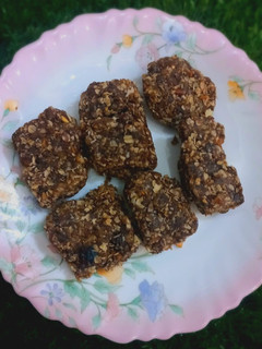 A picture of Dates and oats energy bar.