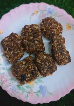 A picture of Dates and oats energy bar.