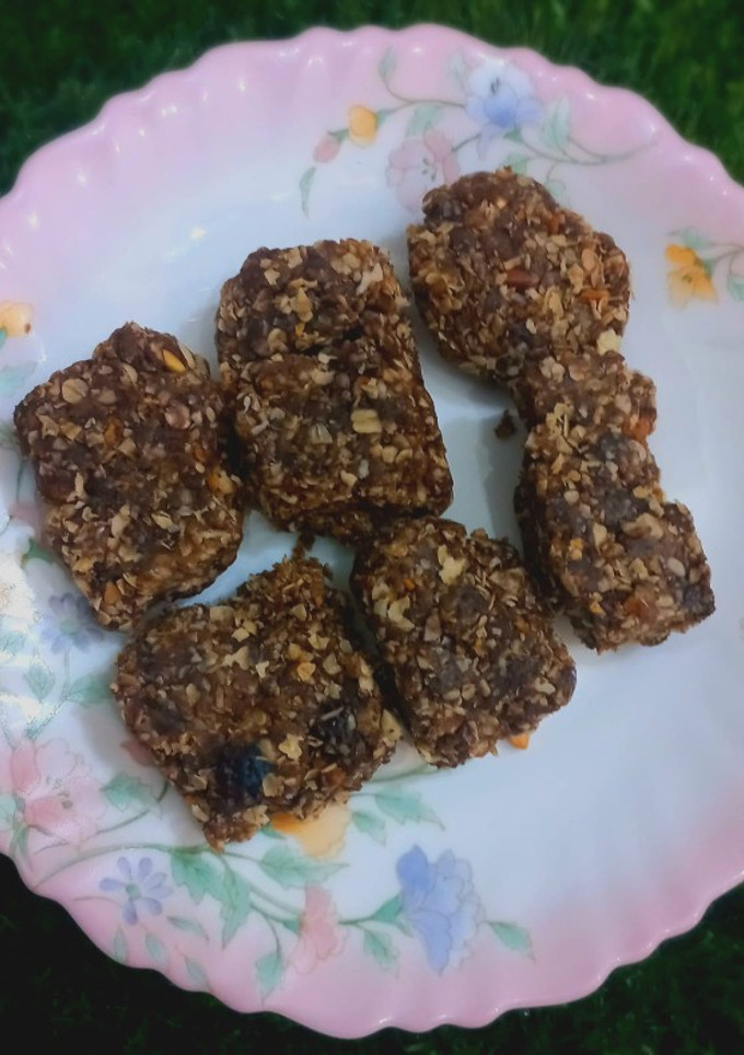 A picture of Dates and oats energy bar.