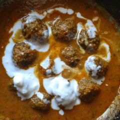 A picture of Palak paneer kofta.