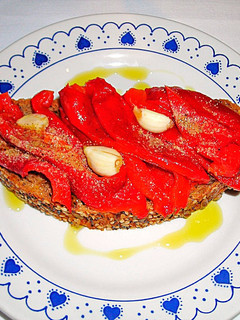 Una foto de Rebanadas de pan de semillas con pimientos asados - diet