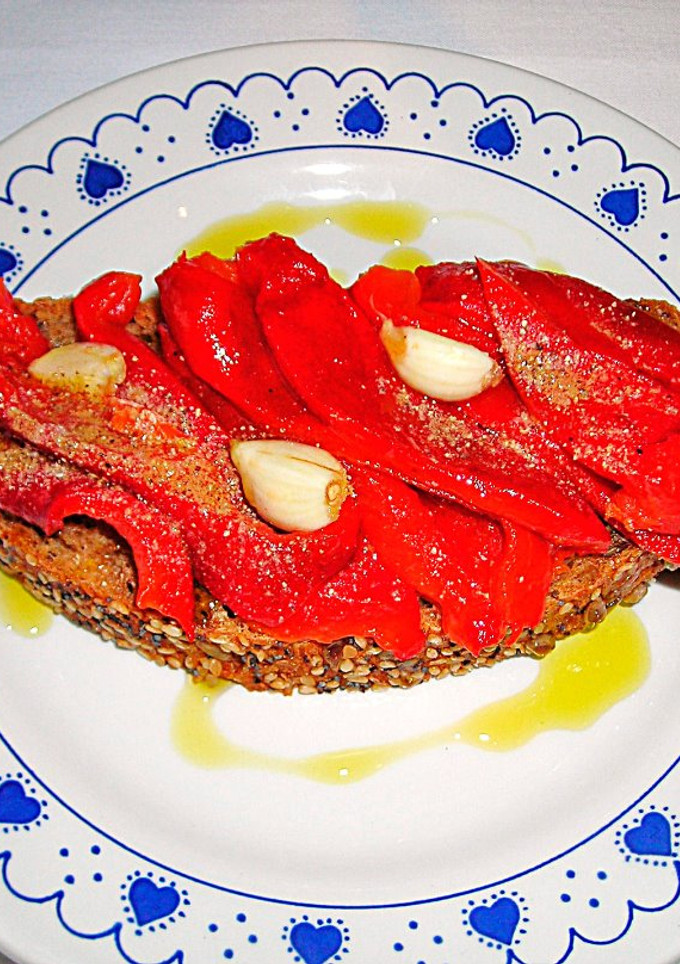Una foto de Rebanadas de pan de semillas con pimientos asados - diet