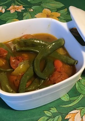 Une photo de Piments verts à la compotée de tomates, citron vert et épices