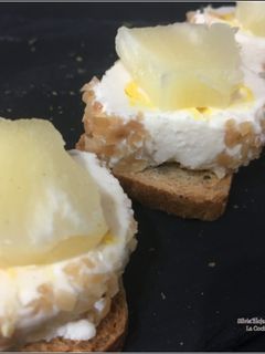 Una foto de Tapita de cabra y piña