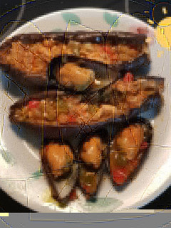 Una foto de Berenjenas rellenas de salmón y mejillones