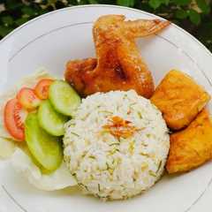 รูปของ Nasi daun jeruk & Ayam bakar (simple anak kos) instagram : @spicecraft02