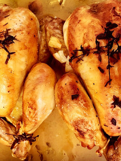 Una foto de Picantones al horno con cítricos, ajo y tomillo
