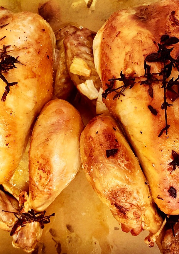 Una foto de Picantones al horno con cítricos, ajo y tomillo