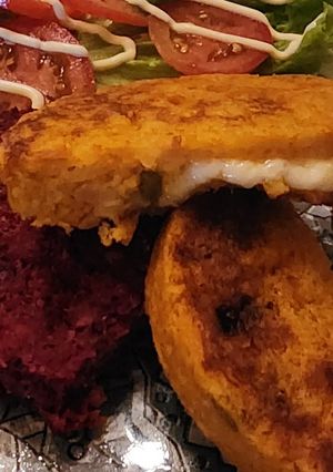 Una foto de Hamburguesas de zapallo cabutiá 🎃 y arroz 🍚. Con centro de muzzarella 🫠