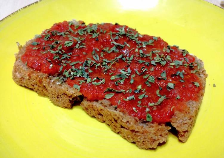 Tostada integral con tomate y orégano