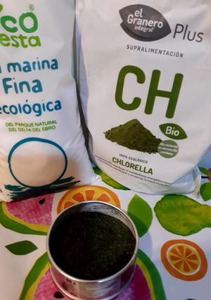 Una foto de Sal enriquecida con chlorella al 50%