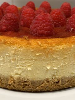 Una foto de Cheesecake con mermelada de fresa
