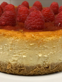 Una foto de Cheesecake con mermelada de fresa