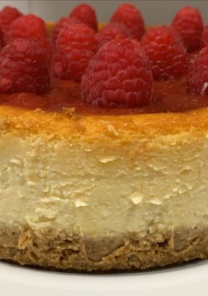 Una foto de Cheesecake con mermelada de fresa