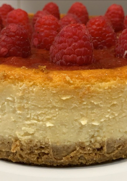 Una foto de Cheesecake con mermelada de fresa